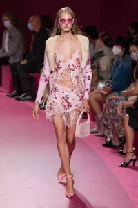 defile-blumarine-printemps-ete-2022-milan-look-48.thumb.webp.5d16aa209dcd571b7355ab29a8d7317d.webp