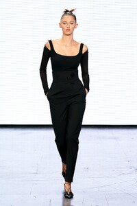 defile-nensi-dojaka-printemps-ete-2022-londres-look-45.thumb.jpg.21bded6905d86b8cc2119cab121edd0b.jpg