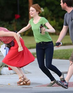 emma-stone-la-la-land-set-in-los-angeles-august-2015_5.jpg