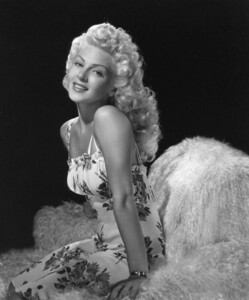 lana-turner-001.thumb.jpg.6a2ef6c0f5180b55a6f8d6daaf97dc85.jpg