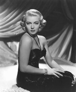 lana-turner-001o.thumb.jpg.fb5c5ecaa8b9ddb51a4b86713822f744.jpg