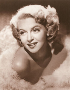 lana-turner-001y.thumb.jpg.4e15b0cdd2d8f71d032a98ccb6a763b9.jpg