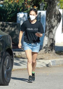 natalie-portman-out-in-los-angeles-09-19-2021-1.jpg