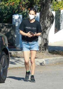 natalie-portman-out-in-los-angeles-09-19-2021-3.jpg