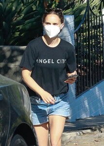 natalie-portman-out-in-los-angeles-09-19-2021-6.jpg