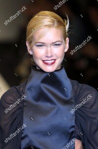 viviana-soppena-show-milan-fashion-week-autumn-winter-2001-italy-shutterstock-editorial-333499e.thumb.jpg.2f7476b616f0984ccfaaf5f1d751592b.jpg