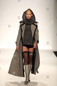 viviana-soppena-show-milan-fashion-week-autumn-winter-2001-italy-shutterstock-editorial-333499m.thumb.jpg.87a39f576305941e5179cb421039c8fd.jpg