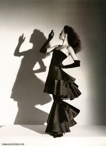 vogueuk86nov10horst.thumb.jpg.5eae5a5d890e757fe59cf3547b56a3be.jpg