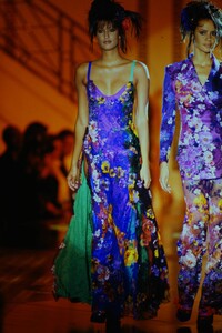 1024346902_versace-1993(12).thumb.jpg.ef71dce8d3365a13828357eb6381e5cc.jpg