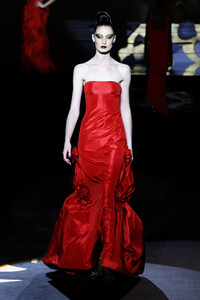 1035953835_Valentino2002HauteCouture174.thumb.jpg.00a32a53220da23830ab7df44c8c37c8.jpg