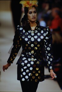 1051413000_ysl-hc-fw-1991(4).thumb.jpg.f23d9f38e20c3676146205527e88b838.jpg