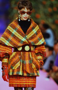 106016012_ChristianLacroixCoutureFall1990(1).thumb.jpg.16596b482a511de2ebb090658f097cc1.jpg