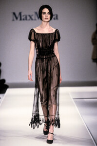 106206589_MaxMara2001WomenRTW77.thumb.jpg.4f0ea9bb06537f1e5a903fd4ea3cc46a.jpg