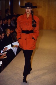 1071416766_perry-ellis-fw-1988(1).thumb.jpg.c99a23de549e6ca9e6b1d4b5e9f610f9.jpg