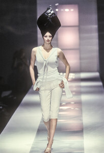 1123066351_AntonioBerardi1999WomenRTW51.thumb.jpg.c24cbc9945ac89cfdfa68c01513be136.jpg