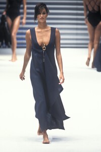 1125345331_GianfrancoFerre1994WomenRTW93.thumb.jpg.247c2562bf65b776bbfbd477fd64d752.jpg