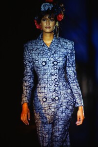 1153165956_versace-1993(11).thumb.jpg.6f0ce3b4ab76902391387f949464a8d6.jpg