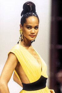 116693482_JeanLouisScherrer1993HauteCouture4.thumb.jpg.a0d0023d3d1a2e8fc25558a8c65957c8.jpg