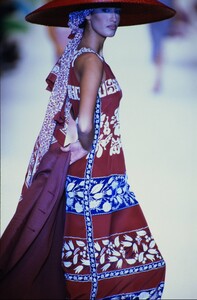 1177265522_oscar-de-la-renta-ss-1993(2).thumb.jpg.eb480b8b00ba2a50dd2e210d70d5acfa.jpg