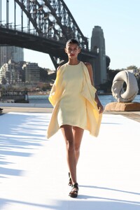 1189017790_vogue_com.au2778a9ad7eaaca8f2b52eddad74d59b99.thumb.jpeg.83f5dc3e7eeb52cff8bfc9cf642fa4a4.jpeg