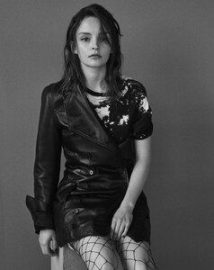 Lauren Mayberry Vestal 01.jpg