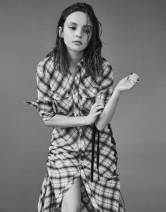 Lauren Mayberry Vestal 07.jpg