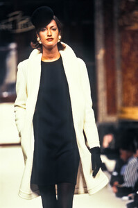 1429653875_PierreBalmain1994HauteCouture19.thumb.jpg.d786bdd16c15428aa55da9a973c51b24.jpg