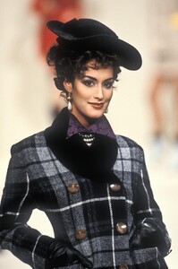 1431773758_VivienneWestwood1994WomenRTW61.thumb.jpg.008c59c0355e79f1668248285fb0b9cb.jpg