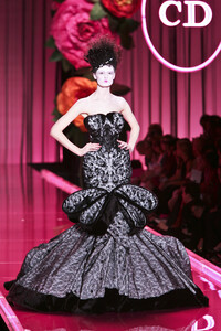 1485722923_ChristianDior2004HauteCouture217.thumb.jpg.a8d3e8191ea29562116d5db0b3b6708e.jpg