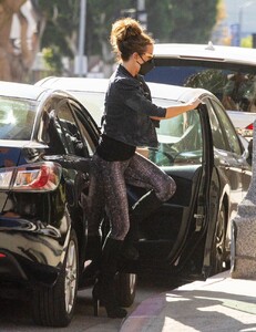 1495915831_katebeckinsalelookinaskintightleggingsatlosangeles1012202110.thumb.jpg.043f54dd49762add5acf14a9507cd078.jpg