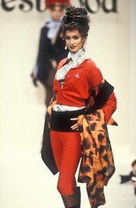 1512409583_VivienneWestwood1994WomenRTW9.thumb.jpg.87732777b83cc0e872c8bdebc30db2c8.jpg