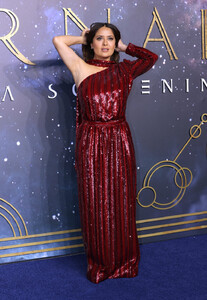 1525504039_salmahayekinashinyredgownattheeternalslondonpremiereuk2021glamstyled1.thumb.jpg.ebda35b0cb8ad3776d501ff57637dd9f.jpg