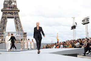 Helen+Mirren+Le+Defile+L+Oreal+Paris+2021+cDMCrWpCJi4x.jpg