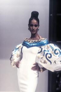 153587789_JeanLouisScherrer1993HauteCouture118.thumb.jpg.932f250ac4cedc7cfdeb0b78f2c2d171.jpg