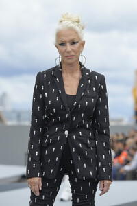 Helen+Mirren+Le+Defile+L+Oreal+Paris+2021+3WWZO7UdGoHx.jpg