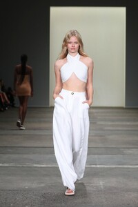 1607106883_vogue_com.au2f45876bce682c8d654beb616152431a6.thumb.jpeg.cc2ef4dba1504456652ad48286d9e875.jpeg