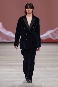 1621136965_vogue_com.au1ef90b7ae6b1fb6577e95411e7e136698.thumb.jpeg.259bdbd8ef9eefa6e7f566924d2e28a8.jpeg
