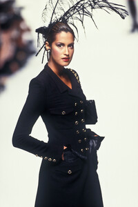 1621644685_Chanel1994HauteCouture132.thumb.jpg.45dfb1fd24d554a4d28ac3734978a3eb.jpg