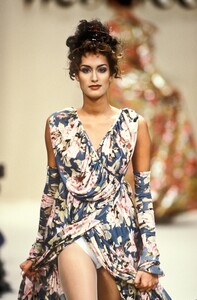 1642385438_VivienneWestwood1994WomenRTW26.thumb.jpg.ca5d05e45ec2dc72eedd3c5fcf43f433.jpg