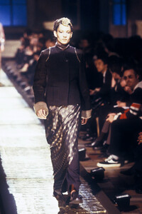 1661501980_DriesVanNoten1997WomenRTW107.thumb.jpg.b2d613d187094b9af450e99f94ac1f10.jpg