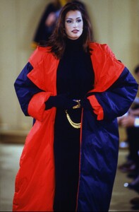 1685583529_DonnaKaranFW92(6).thumb.jpg.bcc2f13692e3217c96bfaf0d298cb037.jpg