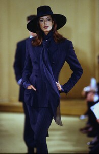 1729169425_DonnaKaranFW92(3).thumb.jpg.08ac7525e7c7a217f474420fa2d0b172.jpg