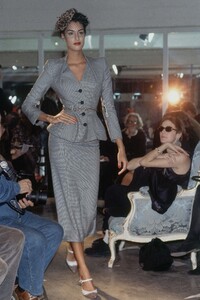 1733899470_JohnGallianoRTW-SpringSummer1995(1).thumb.jpg.c54f925a161e8b25c066ba05f024b953.jpg