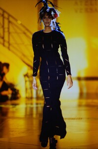 1743469587_versace-1993(5).thumb.jpg.b4fba6712f7c005cd575098032f3bed2.jpg