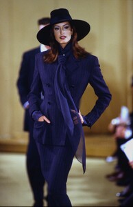 1749404510_DonnaKaranFW92(2).thumb.jpg.311f11623379116fab1dd9661e78e77b.jpg