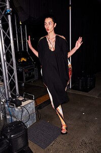 1770631535_vogue_com.au5910f7171fa3d72268362392934283de.thumb.jpeg.7f40404d5245bc404c1af6e28b7b864f.jpeg