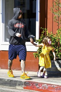 Descubre-quién-es-la-chica-que-tiene-vuelto-loco-a-Adam-Levine-02-999x1500.jpg