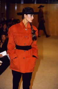 1775032654_perry-ellis-fw-1988(4).thumb.jpg.f418be65a05293bae316de091d02e271.jpg