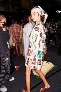 1781525012_vogue_com.au4c8b3a4be5e1a16410cc4025a551f90a.thumb.jpeg.4403674659d59adc7cffca8e414c4422.jpeg