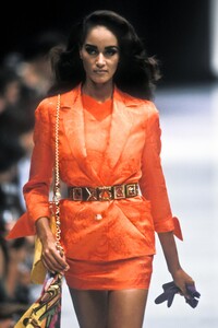 1784019987_Versace1991WomenRTW6.thumb.jpg.e64cff558ee6c70556e8dee683788804.jpg